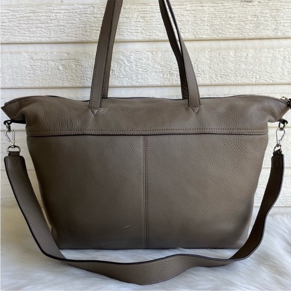 Vince camuto pebble taupe bag size 18/14 GC perfect for back to SCHOOL - Picture 16 of 16